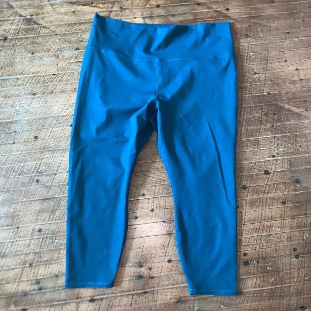Fabletics Powerhold 4x blue athletic cropped workout Athleisure leggings